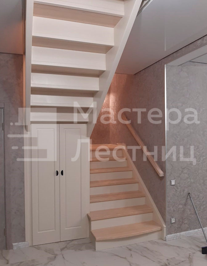 Деревянная лестница П-образная с площадкой закрытая с пристенным поручнем