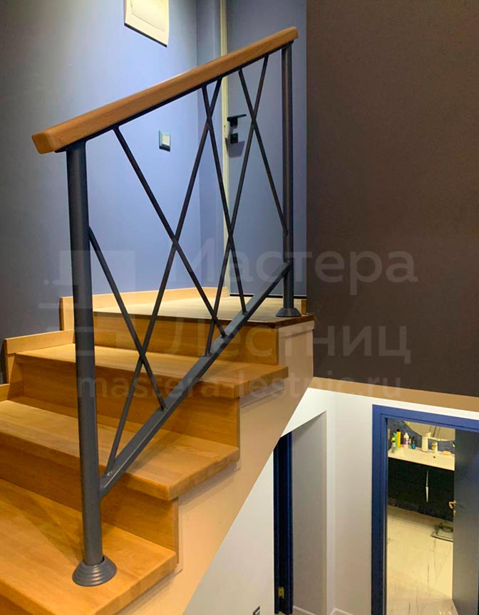 Лестница в дом на второй этаж П-образная с площадкой закрытая с дизайнерским ограждением