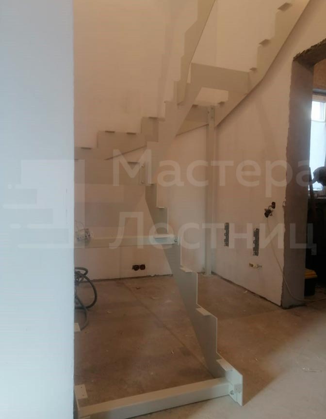 Лестница в дом на второй этаж на листовой стали П-образная забежная закрытая с деревянным ограждением