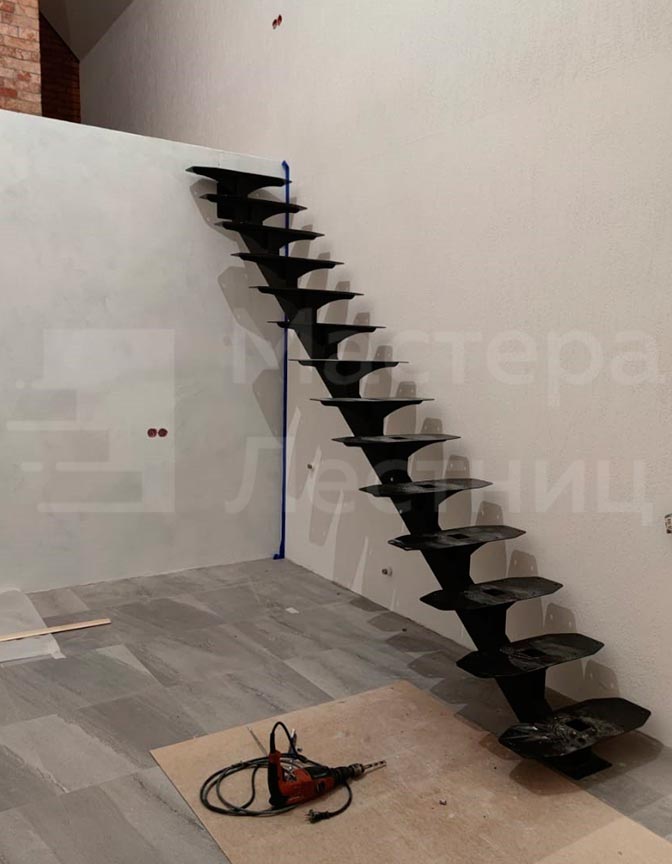 Лестница в дом на второй этаж на монокосоуре прямая без поворота открытая со стеклянным ограждением