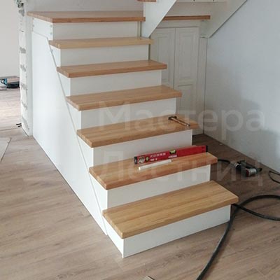 Изготовление лестниц на ломаном косоуре на заказ