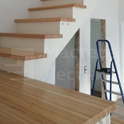 Изготовление лестниц на ломаном косоуре на заказ