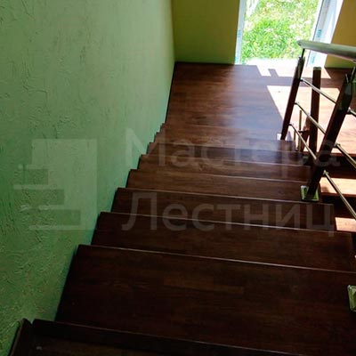 поворотная лестница на металлокаркасе